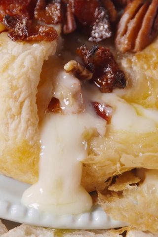 Maple Bacon Brie, Puff Pastry Bacon, Bacon Brie, Pecan Baked Brie, Baked Brie Recipes, Brie Appetizer, Brie Recipes, Bacon Appetizers, Baked Bacon