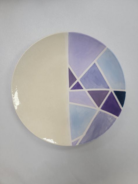 Ceramic Design Ideas Pattern, Pottery Painting Ideas Geometric, Geometric Pottery Painting, Pottery Painting Beginner, Pottery Platter Painting Ideas, Clay Cafe Painting Ideas Easy, Pottery Bowl Painting Ideas Simple, Clay Painting Ideas Plates, Pottery Painting Inspo Plate