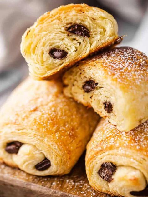 Homemade Chocolate Croissant, Easy Christmas Brunch, Easy Christmas Brunch Ideas, Pain Au Chocolat Recipe, Christmas Brunch Ideas, Baking Lessons, Chocolate Croissants, Homemade Croissants, Croissant Recipe