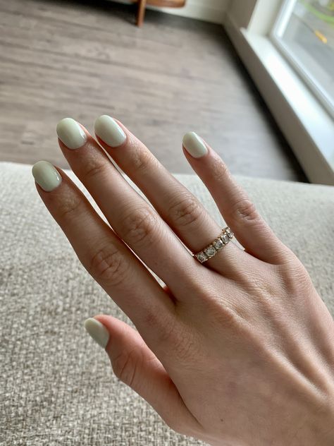 April Color Nails, Light Colored Dip Nails, Light Green Manicure, Spring Transition Nails, Pale Color Nails, Light Green Dip Nails, Dip Powder Nails Spring 2024, Light Green Short Nails, Spring Dip Nails 2024