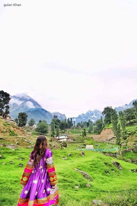 Kashmiri girl with traditional dress Azad Kashmir Pakistan Golden Temple Wallpaper, Pakistan Tourism, Pakistan Images, Teen Wallpaper, Pakistani Culture, Khyber Pakhtunkhwa, Afghan Fashion, Stylish Dpz, Valley Girls