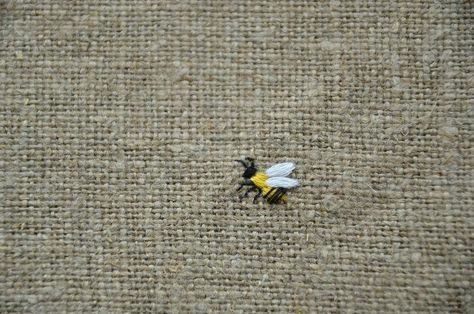 Embroider A Bee, Bee Embroidery Simple, Tiny Embroidery, Tiny Embroidery Ideas, Tiny Animal Embroidery, Bumblebee Embroidery Simple, Tiny Bee Embroidery, Diy Clothes Accessories, Miniature Embroidery