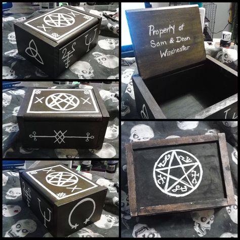 Supernatural curse box  -designed by Monteyroo- Created in 2013 sold on etsy nov. 27, 2013  Etsy.com/MonteyRooArt Supernatural Crafts, Supernatural Birthday, Supernatural Party, John Winchester Journal, Devils Trap, Supernatural Gifts, Supernatural Merchandise, Geek Crafts, Birthday Crafts