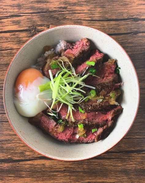 Onsen Tamago, Donburi Bowl, Onsen Egg, Rice Bowl Recipe, Japanese Steak, Steak And Rice, Japanese Rice Bowl, Bowl Of Rice, Japanese Beef