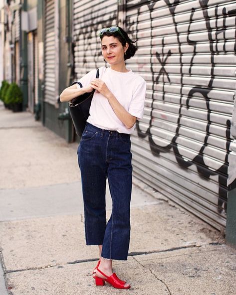 thesartorialist So simple, so chic! Lafayette Street, New York City Sartorialist Women, Red Sandals Outfit, The Red Shoes, Black Knitwear, The Sartorialist, Classic Style Outfits, Sandals Outfit, Red Sandals, Cropped Denim