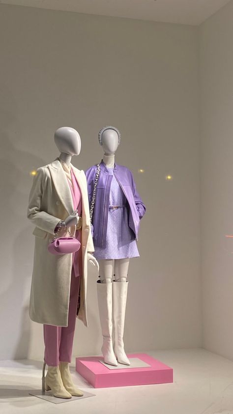 Korean Fashion Mannequin, Mannequin Display Ideas, Clothing Boutique Decor, Mannequin Styling, Clothes Mannequin, Store Mannequins, Fashion Window Display, Fashion Mannequin, Clothing Store Displays