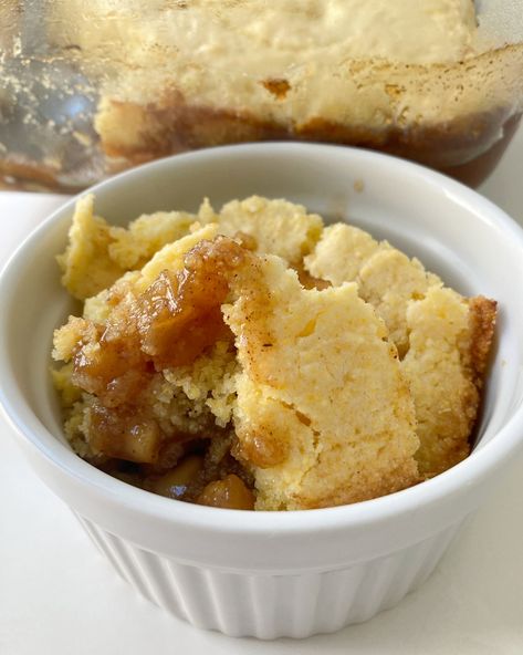 Apple Cornbread, Cornmeal Cornbread, Fall Apple Recipes, Homemade Cookbook, Jiffy Cornbread, Apple Cobbler, Cornbread Mix, Veggie Food, 12 Tomatoes