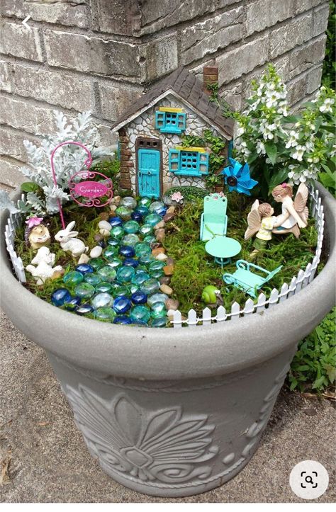 Outside Fairy Garden Ideas, Easy Fairy Garden Ideas, Kids Fairy Garden, Fairy Garden Containers, Fairy Garden Pots, Fairy Garden Plants, Garden Art Diy Easy, Fairy Garden Designs, Fairy Garden Crafts