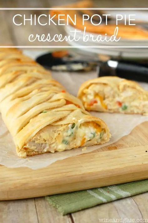 This Chicken Pot Pie Crescent Braid is a super easy and delicious dinner all wrapped up in a gorgeous crescent braid! Crescent Bread, Crescent Braid, Homemade Chicken Pot Pie, Mini Quiches, Soup Easy, Pizza Margherita, Crafty Mom, Crescent Roll Recipes, Hot Pockets