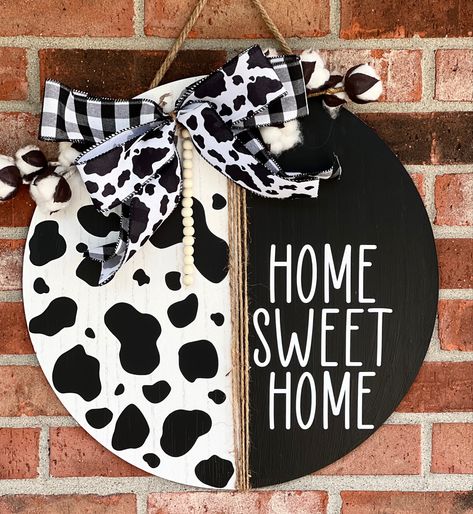 Half cow print / home sweet home door round with a black and white color scheme and plaid bow! Cow Print Signs, Cow Print Door Sign, Cow Print Classroom Theme, Cow Print Classroom, Cow Wreaths, Cow Classroom, Cow Print Door Hanger, Cow Print Door, Door Rounds