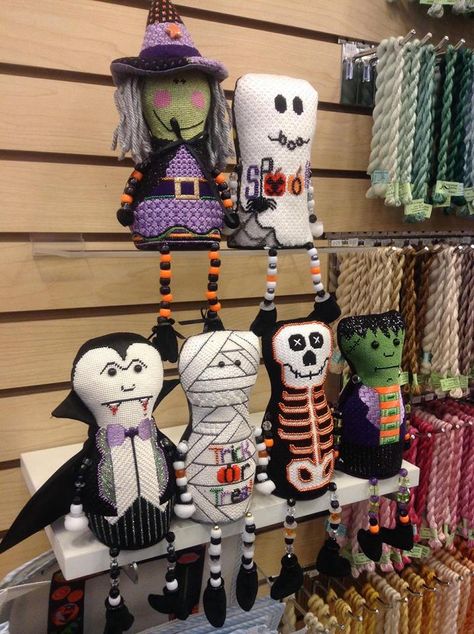 Halloween 3 D? Hallowen Ideas, Cross Stitch Books, Vintage Needlepoint, Halloween Cross Stitches, Needlepoint Christmas, Cross Stitch Finishing, Needlepoint Stitches, Halloween Ornaments, Halloween Items