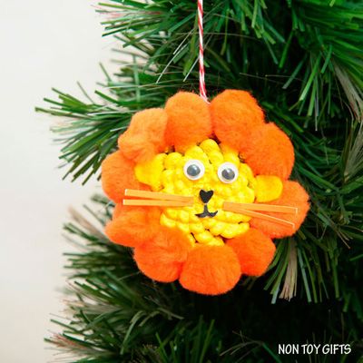 Pinecone Animals, Lion Ornament, Pine Cone Christmas Decorations, Pinecone Crafts Kids, Fun Winter Crafts, Eco Christmas, Recycled Crafts Kids, Jesse Tree, Lion Cubs