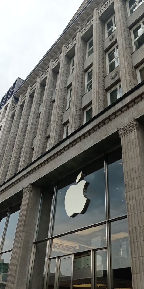 Apple store Apple Company Aesthetic, Apple Company Building, Apple Store Aesthetic, Moodboard Manifestation, Apple Office, Apple Building, Iphone Store, Store Aesthetic, Apple Shop