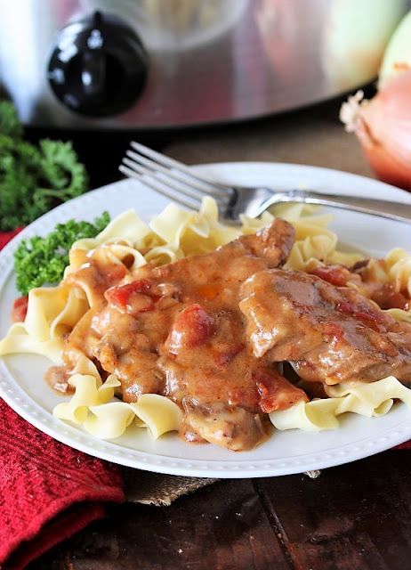 Plate of Creamy Crock Pot Round Steak Spooned On Noodles Image Crock Pot Round Steak, Crockpot Round Steak Recipes, Beef Tips Slow Cooker, Top Round Steak Recipes, Slow Cooker Chicken Stroganoff, Top Round Steak, Round Steak Recipes, Slow Cooker Meatloaf, Swiss Steak