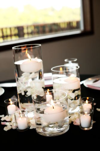 Centerpiece White Floating Candles, Inexpensive Wedding Centerpieces, White Wedding Centerpieces, Floating Candle Centerpieces, Table Centerpiece Decorations, Wedding Floral Centerpieces, Inexpensive Wedding, Glass Flower Vases, Wedding Centerpieces Diy