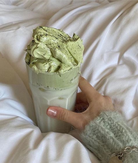 Pistachio Milkshake, Milkshake Aesthetic, Mint Green Aesthetic, Matcha Drink, Pretty Drinks, Green Aesthetic, Pretty Food, Aesthetic Food, Pistachio