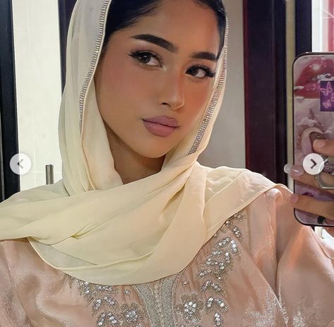 Desi Outfit With Hijab, Hijabi Desi Outfit, Desi Fits With Hijab, Desi Makeup Looks Aesthetic, Aesthetic Modest Outfits, Pakistani Makeup Looks, Black Hijabi Makeup Looks, Pakistani Makeup, Simple Makeup Tips