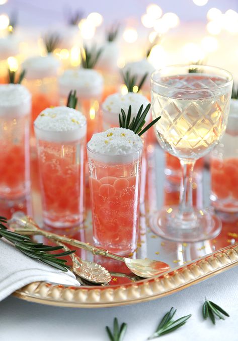 Champagne Jelly Shots with Pomegranate Bursting Boba Recipe Bursting Boba, Champagne Jelly, Boba Recipe, New Year's Eve Appetizers, Jelly Shots, Frozen Yogurt Shop, Yogurt Shop, Party Food Ideas, Edible Gold