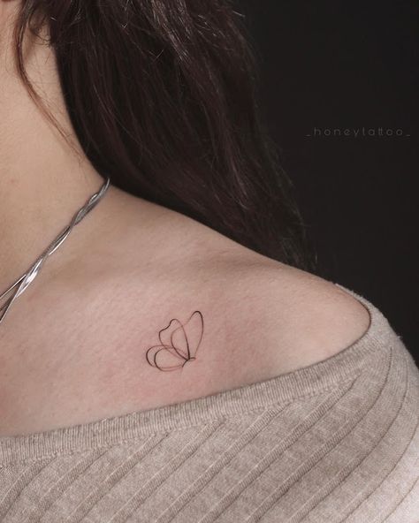 Butterfly Tattoos Idea, Tatoes With Meaning, Aesthetic Tattoos Women Back, Back Tattoo Women Delicate, Cute Tattoo With Meaning, Minimalistic Tatoos Woman, Collar Bone Tattoos For Women Small, Shoulder Tattoo For Woman, Small Minimalist Butterfly Tattoo