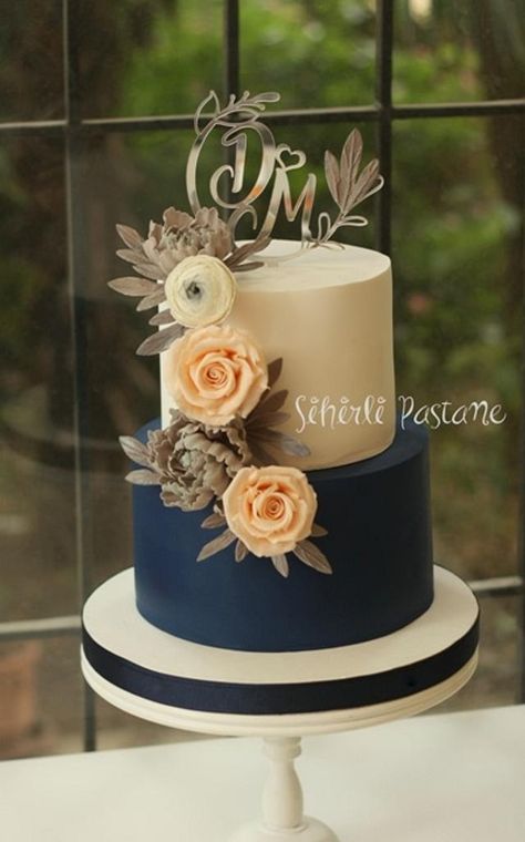 Navy Wedding Cake, Kek Kahwin, Vintage Pasta, Wedding Cake Navy, Floral Wedding Cakes, Romantic Wedding Cake, Wedding Cakes Blue, Amazing Wedding Cakes, Wedding Cake Rustic