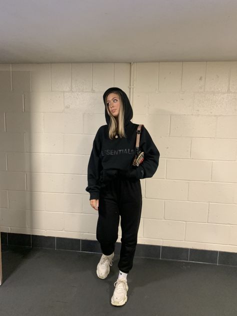 Essentials Hoodie Outfit Women, Hoodie Outfit Aesthetic, Shifting Clothes, Massage Routine, Essentials Fear Of God, Black Hoodie Women, Black Tracksuit, Essentials Hoodie, Street Fits