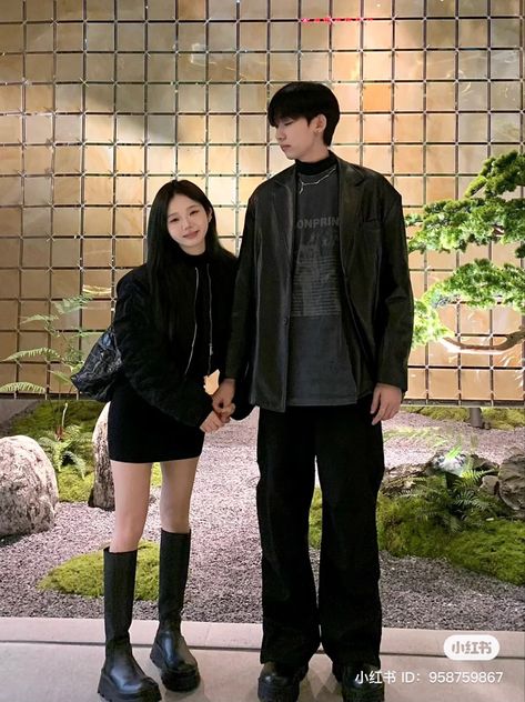 Size Difference Couple Reference, Asian Couple Outfits, Tall Boy Short Girl, Sweet Couple Pictures, Nightout Outfit, Amusement Park Outfit, Tall Boy, Outfit Korean, European Girls