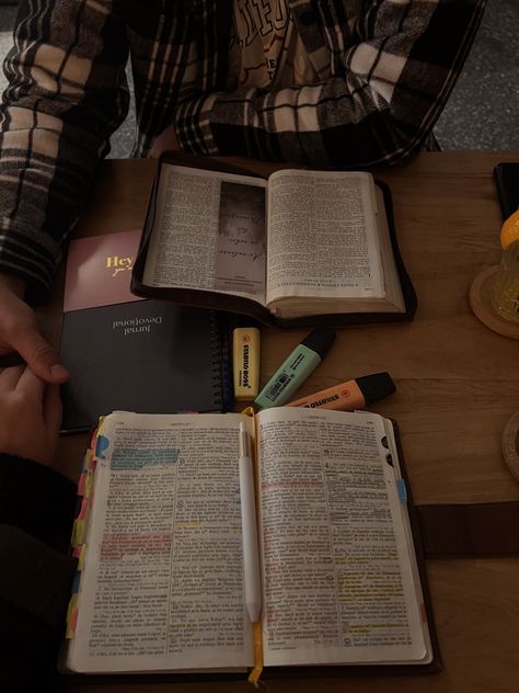 Bible Reading With Boyfriend, Connection With God Aesthetic, Reading Bible Couple, Studying With Boyfriend Aesthetic, Bible Study Aesthetic With Boyfriend, Building Relationship With God Aesthetic, Image Aesthetic Couple, Getting Closer To God Aesthetic Pictures, Bible And Journal Aesthetic