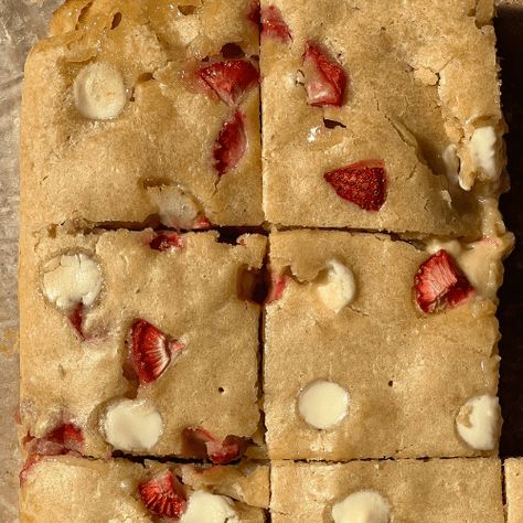 Strawberry and white chocolate blondies Strawberry White Chocolate Blondies, Strawberry Blondies Recipe, White Chocolate Blondies Recipe, Chocolate Walnut Brownies, Chocolate Blonde, Strawberry White Chocolate, Chocolate Blondies, White Chocolate Blondies, Chocolate Chip Blondies