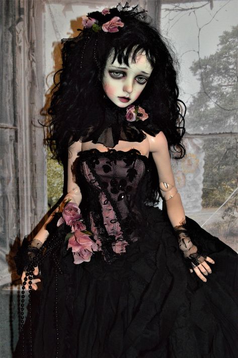 Gothic Dolls Victorian, Goth Porcelain Doll, How To Make Bjd Dolls, Victorian Dolls Porcelain, Porcelain Dolls Creepy, Creepy Doll Halloween Costume, Porcelain Doll Costume, Porcelain Doll Makeup, Goth Dolls