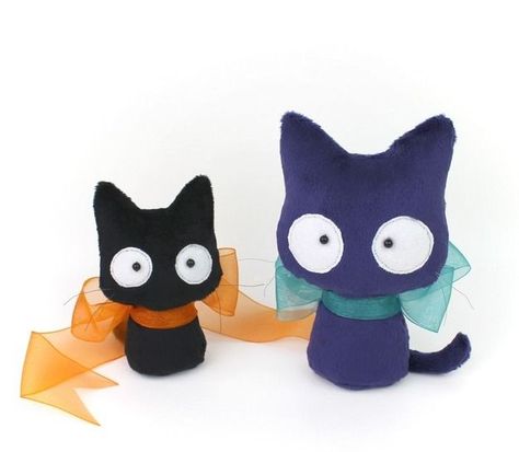 Every witch needs a spooky sidekick at this time of year! Spooky Halloween Cat plush toy sewing pattern via Makerist.com    #halloween #halloweendecorations #sewingproject #makerist #diy #crafting #sewing #handmade Black Cat Stuffed Animal, Diy Halloween Gifts, Scaredy Cat, Beginner Crafts, Printable Sewing Patterns, Animal Sewing Patterns, Sewing Stuffed Animals, Cat Plush Toy, Stuffed Animal Cat