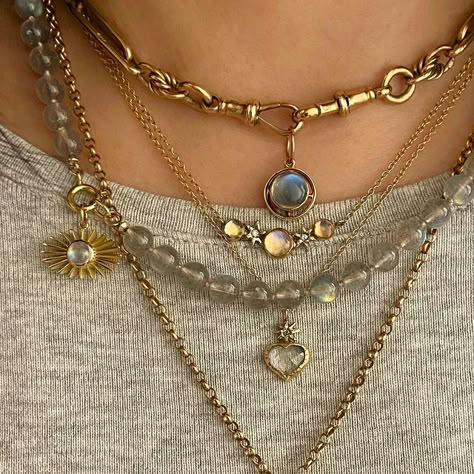 Mix Match Jewelry, Maxamilist Jewellery, Maxamilist Jewelry, Gold Vintage Necklace Aesthetic, Made Jewelry Ideas, Mixed Metal Jewelry Stack, Gen Z Jewelry, Mixed Metal Jewelry Layering, Mixing Gold And Silver Jewelry