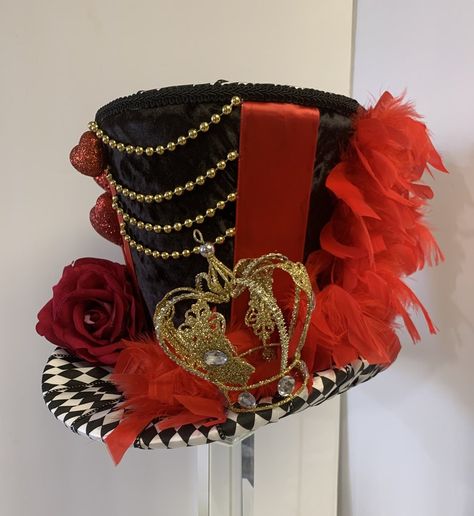 Alice In Wonderland Queen Of Hearts Diy, Magician Oc, Queen Of Hearts Card Crown Diy, Queen Of Hearts Hat, Top Hat Christmas Tree Topper, Queen Of Hearts Costume Card Collar, Hat Christmas Tree Topper, Queen Of Hearts Top Hat, Top Hat Christmas Tree