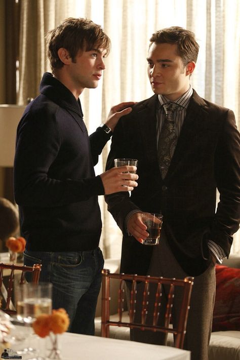 Chuck Bass Ed Westwick, Nate Gossip Girl, Gossip Girl Nate, Gossip Girl Episodes, Estilo Blair Waldorf, Estilo Gossip Girl, Maxon Schreave, Nate Archibald, Chuck And Blair