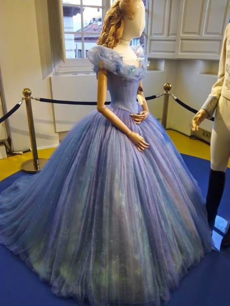 Hana Zone: Detalles para cosplayers: La Cenicienta (2015) Dresses For Sweet 16, Cinderella Quince, Cinderella Ball Gown, Fluffy Dresses, Cinderella Ball, Dresses Cinderella, Xv Dresses, Ball Gown Quinceanera Dresses, Quincenera Dresses