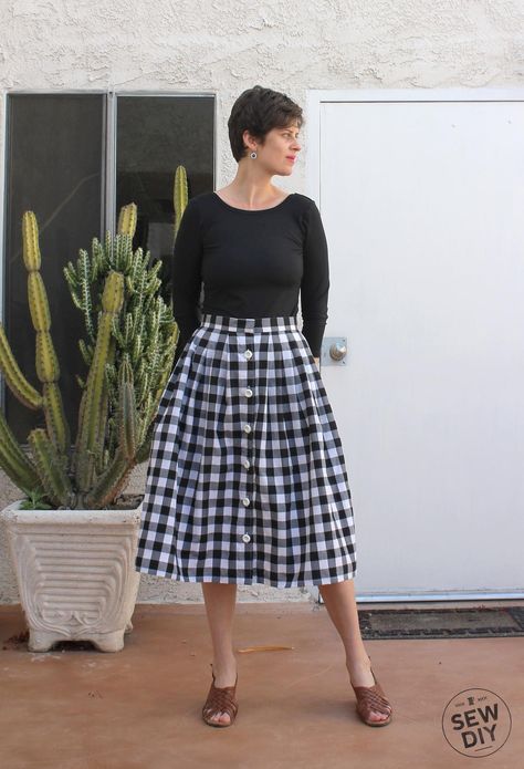 If you've been searching for the perfect lightweight skirt for spring or summer, then you'll fall in love with this 2 Yard Pleated Skirt Tutorial. Made using 2 yards of gingham, this DIY skirt tutorial has a classic 1950s silhouette and can easily be Diy Skirt Tutorial, Pleated Skirt Tutorial, Sewing Skirts Women, Pleated Skirt Pattern, Button Sewing, Skirt Pattern Free, Pleated Pattern, Trendy Sewing Patterns, Lightweight Skirt