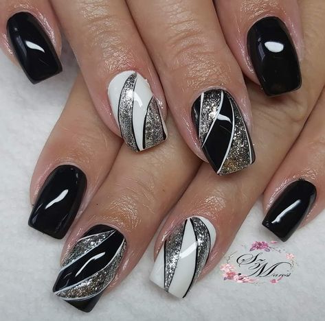 Glamor Nails Designs, Easy Nail Art On Black Nails, Dip Polish Nail Designs, Chic Nail Designs Classy, Black Elegant Nails, Black Xmas Nails, Rock Nails Grunge, Black White And Silver Nails, Silver And Black Nails