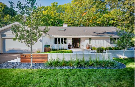 California Ranch Style Homes, Contemporary Ranch Home, Chicago Landscape, Modern Shades, Farmhouse Trends, California Ranch, Vertical Siding, Front Yard Design, Modern Ranch