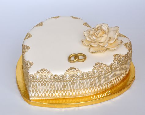 Gold and white heart cake. Classy! Gold Heart-cut Jewelry For Weddings, Gold Heart Cake, White And Gold Heart Shaped Cake, White Golden Cake Design, Heart Cake Design, Lambeth Heart Wedding Cake, Heart Shaped Cakes, Heart Pin, Engagement Cakes