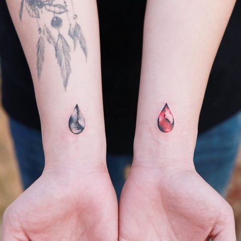 한 on Instagram: “Black,Red ink drop . 11/18-27th Ny guest work Contact me Mail or DM . #wristtattoo #waterdroptattoo #blackink #redink” Blood Drop Tattoo, Water Drop Tattoo, Drop Tattoo, Pool Tattoo, Ruby Tattoo, Ink Drop, Blood Drop, Water Tattoo, Spooky Tattoos