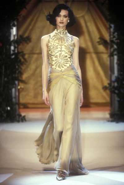 Valentino, Spring-Summer 1995, Couture | Europeana Shalom Harlow, Runway Gowns, 90s Runway Fashion, Runway Fashion Couture, Original Supermodels, Claudia Schiffer, Gala Dresses, Naomi Campbell, Runway Models