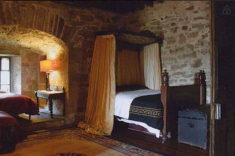 Celtic Castle, Tiny Castle, Castle Rooms, Castle Bedroom, Royal Bedroom, Medieval Decor, Old House Interior, Small Castles, International Interior Design