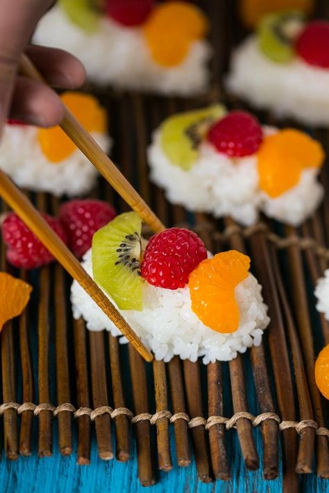 Fruit Sushi (Frushi) is a fun and delicious snack or dessert, no special kitchen tools needed to make it! Sushi Dessert, Breakfast Sushi, Fruit Sushi, Sushi Recipes Homemade, Candy Sushi, Snack Sani, Dessert Sushi, Dessert Chef, School Snacks For Kids