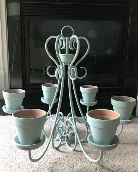 Chandelier Planter, Chandelier Makeover, Old Chandelier, Outdoor Chandelier, Vintage Garden Decor, Diy Chandelier, Garden Yard Ideas, Rustic Chandelier, Diy Garden Projects