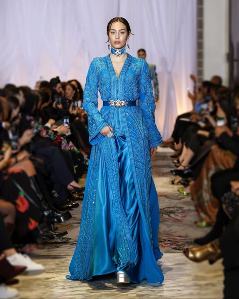 | "In the world of fashion, haute couture evokes the majesty of the flowers of Qal'at Magouna, each creation being a bouquet of refinement… | Instagram Arabic Fashion Women, Fashion Haute Couture, Caftan Moroccan, Moroccan Kaftan Dress, Couture 2024, Arabic Clothing, Moroccan Clothing, Kaftan Designs, Moroccan Fashion