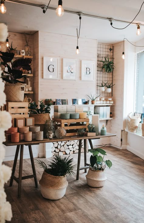 Florist Retail Shop, Florist Pop Up Shop, Minimal Shop Design, Flower Shop Inspiration, Florist Shop Interior Design, Florist Shop Interior Inspiration, Flower Shop Interiors Design, Florist Shop Ideas, Modern Flower Shop