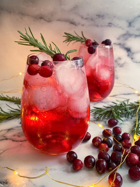 Cranberry Gin Fizz Cocktail - CC's Table Cranberry Gin Cocktail, Cranberry Gin Fizz, Paradise Cocktail, Cocktails For Christmas, Cranberry Fizz, Lemonade Cocktails, Easy Holiday Cocktails, Gin Fizz Cocktail, Holiday Cocktail Recipes