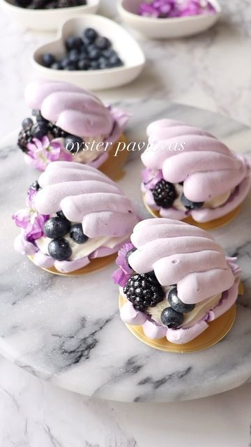 Meringue Shells, Pavlova Toppings, Pavlova Recipes, Meringue Desserts, Cool Foods, Burger Pizza, Food Burger, Oyster Recipes, Pavlova Recipe