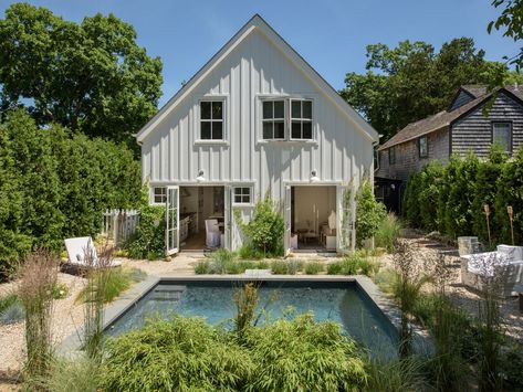 Gorgeous, renovated Sag Harbor home from 1900 asks $3.195M Hamptons Beach House, Hamptons Beach, Outdoor Bathtub, Scandi Chic, Outdoor Baths, Harbor House, Appartement Design, Hamptons House, Small Cottage