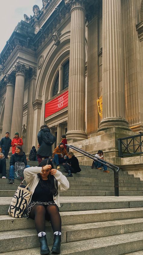 Met Steps Aesthetic, Met Museum Nyc Outfit, Steps Aesthetic, The Met Steps, Museum Pose, York Christmas, Pose Photography, Museums In Nyc, Insta Poses