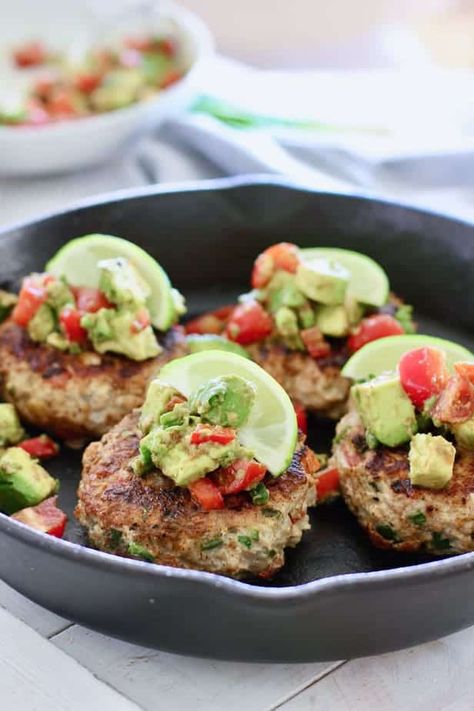 Chili Lime Chicken Burgers with Avocado Salsa! - A delicious mix of ground chicken, peppers, chili seasoning and fresh avocado mash on top! Chili Lime Chicken Burgers, Burgers With Avocado, Chicken Avocado Burger, Carb Cycle, Chicken Peppers, Moms Recipes, Detox Foods, Avocado Burger, Fast 800